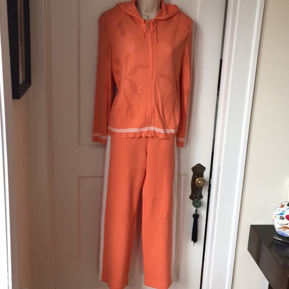 St John Sport 2 pc knit activewear - Picture 2 of 8